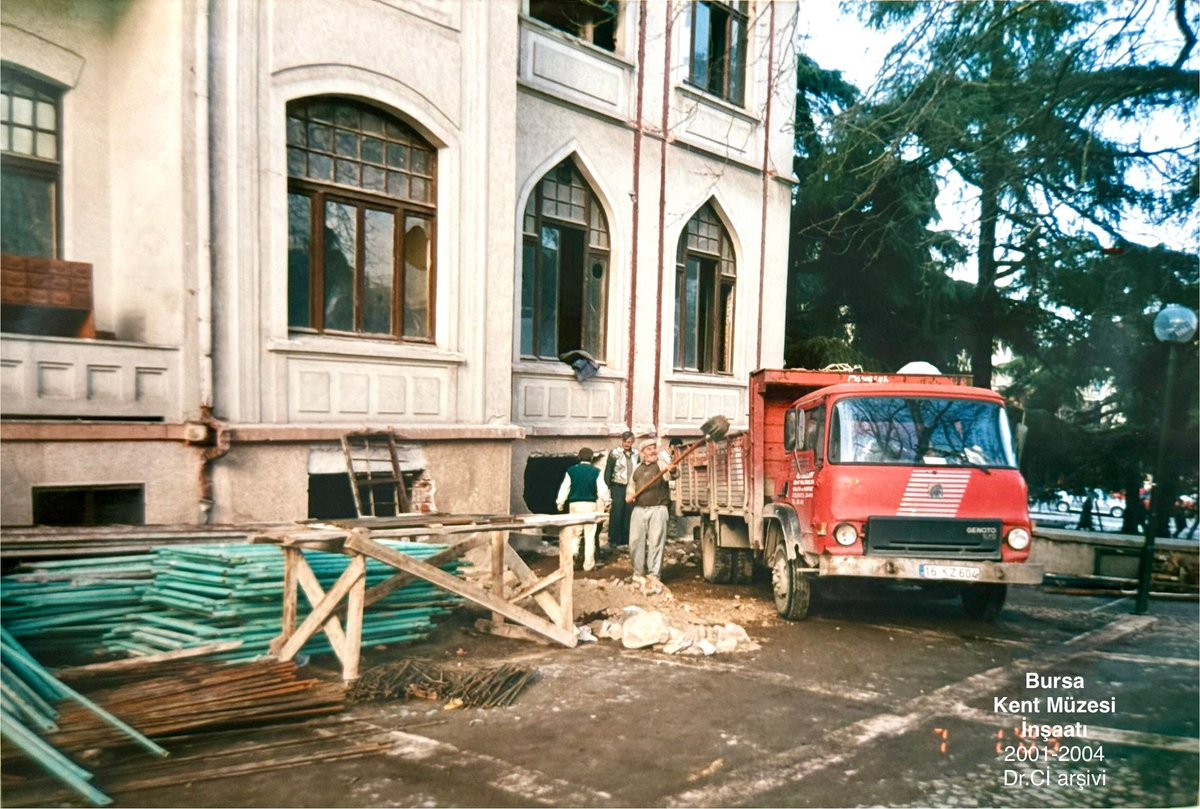 ceyhunirgil's tweet photo. Bursa Kent Müzesi inşaatı
2001-2004 arası…
Eski Adliye binasıyken @bursabuyuksehir tarafından restore edilerek #KentMüzesi yapıldı
.
#BursaTarih #BursaMiras #BursaBellek #BursaMüze #TarihteBugün #Müze #KentTarihi #Arşiv #Bursa @bursabuyuksehir @uludagkurumsal @BUUTipFakultesi @BursaValiligi @Bursa_Okulu @kultursanatbbb @BursaKentKonsey