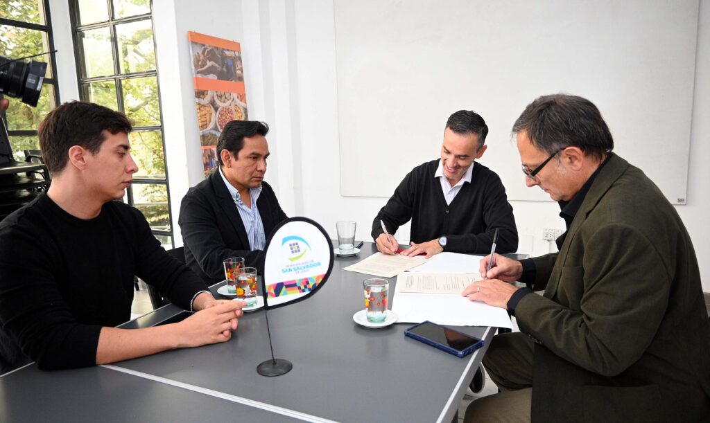 munissdejujuy's tweet photo. Firma de un importante convenio entre #LaMuni y la Cámara de Hoteles Restaurantes y Afines jujuy (C.H.R y Af.),centrado en la capacitación de empresarios y personal del sector .
#CámaradeHotelesyRestaurantes
Más Info: https://t.co/LJeEWiuU1b https://t.co/CBgcVUvcvl