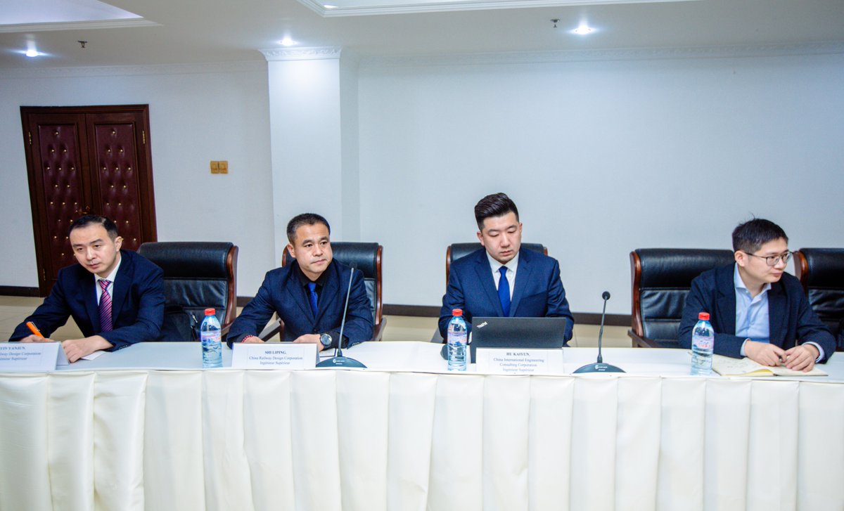ChristelSassou's tweet photo. J’ai reçu une délégation d'experts de l'Agence chinoise de coopération internationale pour le développement (#CIDCA). Cette rencontre qui a eu lieu à #Brazzaville ce 17 mars s’inscrivait dans le cadre de l’évaluation des projets bilatéraux menés dans le cadre du partenariat stratégique entre la Chine et le Congo.
Nos échanges ont principalement porté sur deux projets clés : l’acquisition de trois aéronefs pour renforcer la flotte de la compagnie nationale ECAir et la réhabilitation du Chemin de fer Congo-Océan (#CFCO). Ces initiatives visent non seulement à moderniser nos infrastructures de transport, mais aussi à soutenir le développement économique durable de notre pays.
Au-delà de ces projets spécifiques, cette séance de travail nous a également permis d’évoquer les perspectives de coopération et les futurs projets à piloter ensemble dans le cadre de la co-présidence du Forum sur la coopération sino-africaine (#FOCAC).