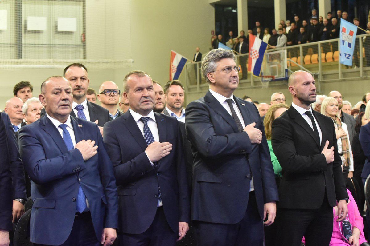 AndrejPlenkovic's tweet photo. Na obilježavanju 35. godišnjice @HDZ_HR Varaždinske županije iskazali smo snažnu podršku našim kandidatima na lokalnim izborima ➡️ @AStricak za župana, Spomenki Kiđemet-Piskač za gradonačelnicu Varaždina te svim drugim kandidatima za gradonačelnike i načelnike #HDZ u #VŽ. U sinergijskom radu zajedno ćemo i dalje razvijati Varaždinsku županiju! Ulaganjima @VladaRH u Projekt Sjever, realizirali smo brojne investicije u zdravstvu, obrazovanju, održivom razvoju i infrastrukturi te tako učvrstili položaj Varaždinske županije kao važnog gospodarskog motora 🇭🇷.