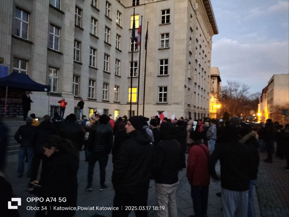 ONRBrygadaGrSl's tweet photo. 17.03 delegacja oddziału Katowice wzięła udział w pikiecie antyimigracyjnej, która odbyła się w Katowicach przed Urzędem Wojewódzkim.

Pikieta była zorganizowana przeciwko tworzeniu w Katowicach, Bielsku-Białej i Częstochowie tzw. "Centrum Integracji Cudzoziemców". https://t.co/NLUp7e2s7M