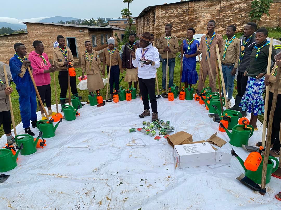 Ni mu mahugurwa yatangagwa ku mahuriro y' #Urubyiruko rw'aba Scouts mu turere twa <a href="/HuyeDistrict/">Huye District</a>, <a href="/NyaruguruDistr/">Nyaruguru District</a> na <a href="/GisagaraDistr/">Gisagara District</a>.
Ni amahugurwa yabereye mu Kigo cy'amahugurwa y'aba Scouts (CFS) mu karere ka #Huye, yari agamije guhugura urwo Rubyiruko ku buhinzi |