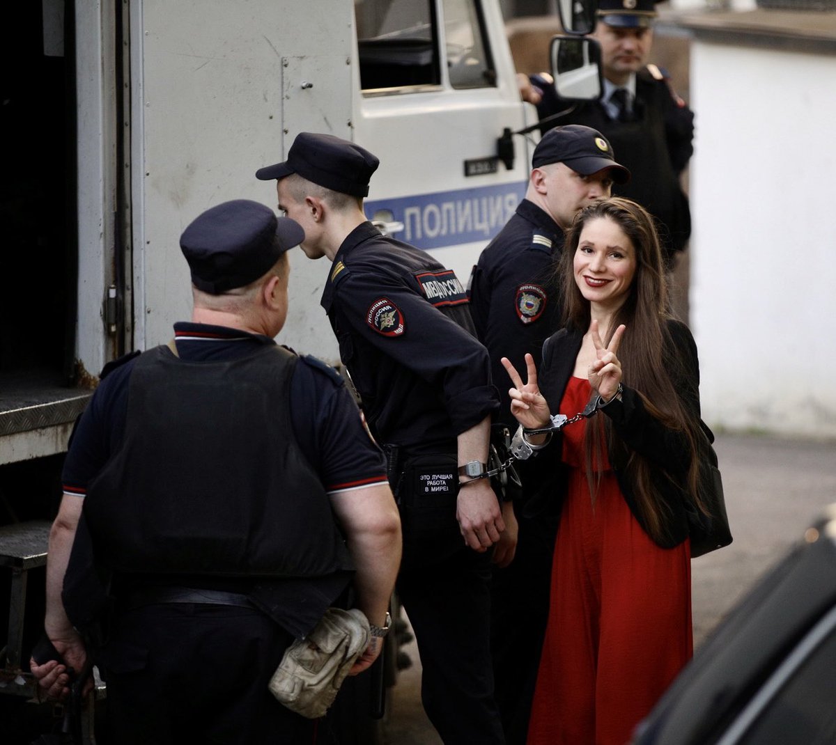 «Solo chi vive nella paura e nella vendetta può arrivare a questo». Nella Russia di Putin la giornalista Antonina Favorskaya è in carcere da un anno con l’accusa, tra le altre cose, di aver aiutato a organizzare i funerali di Alexei Navalny. Incriminata per estremismo, diffuse