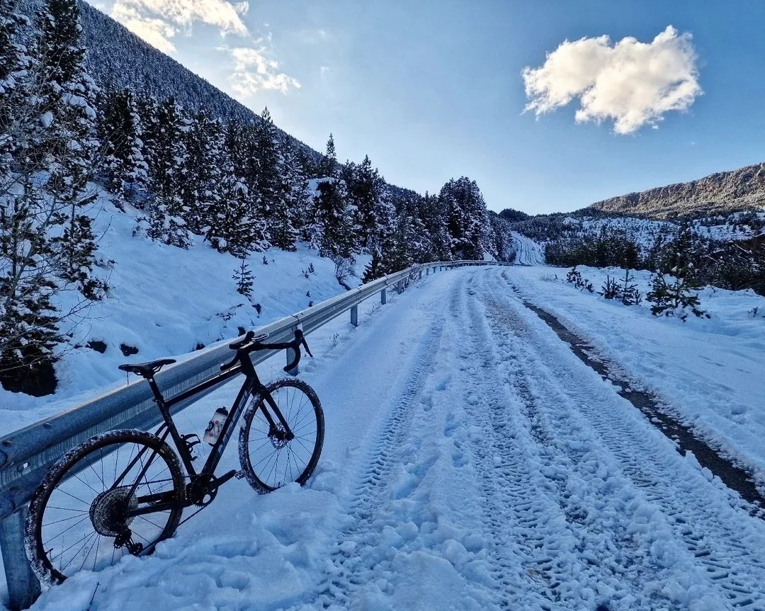 ricardrigall's tweet photo. Això d'arribar al coll de Pradell ho deixarem per un altre dia. #colldepradell #vallcebre #berguedà #bicicleta #gravel #hivern2025 https://t.co/NoaksYAhTR