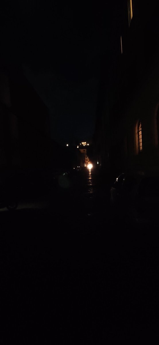 charliecarla's tweet photo. Questa cosa buia è via San Francesco di Sales a Roma, quartiere Trastevere. Non c'è una luce accesa, niente, tutto nero, non si vede nulla, ci si può ammazzare sulle buche o essere ammazzati dai delinquenti senza che se ne accorga nessuno. E bravo @gualtierieurope @Sabrinalfonsi https://t.co/hiezlCkAF6
