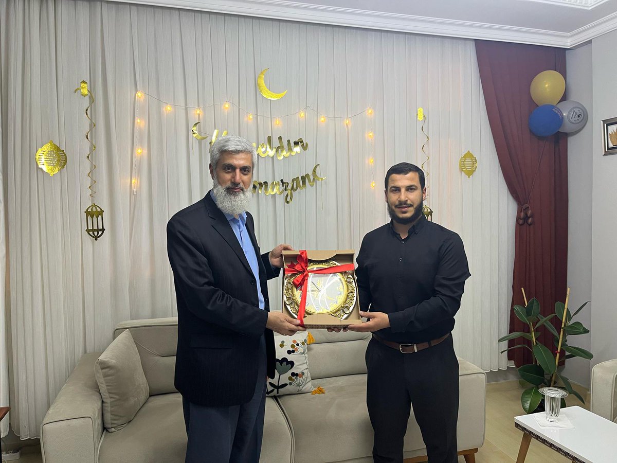 alparslankuytul's tweet photo. 17 Ramazan 1446 🌙

Her Ramazan Ayında özen gösterdiği ziyaretlerine devam eden Alparslan Kuytul Hocaefendi, yeni evlenen bir başka talebesine daha hediye götürüp ziyarette bulundu.

#RamazanRuhunuYaşat https://t.co/mkw5SnRzvD