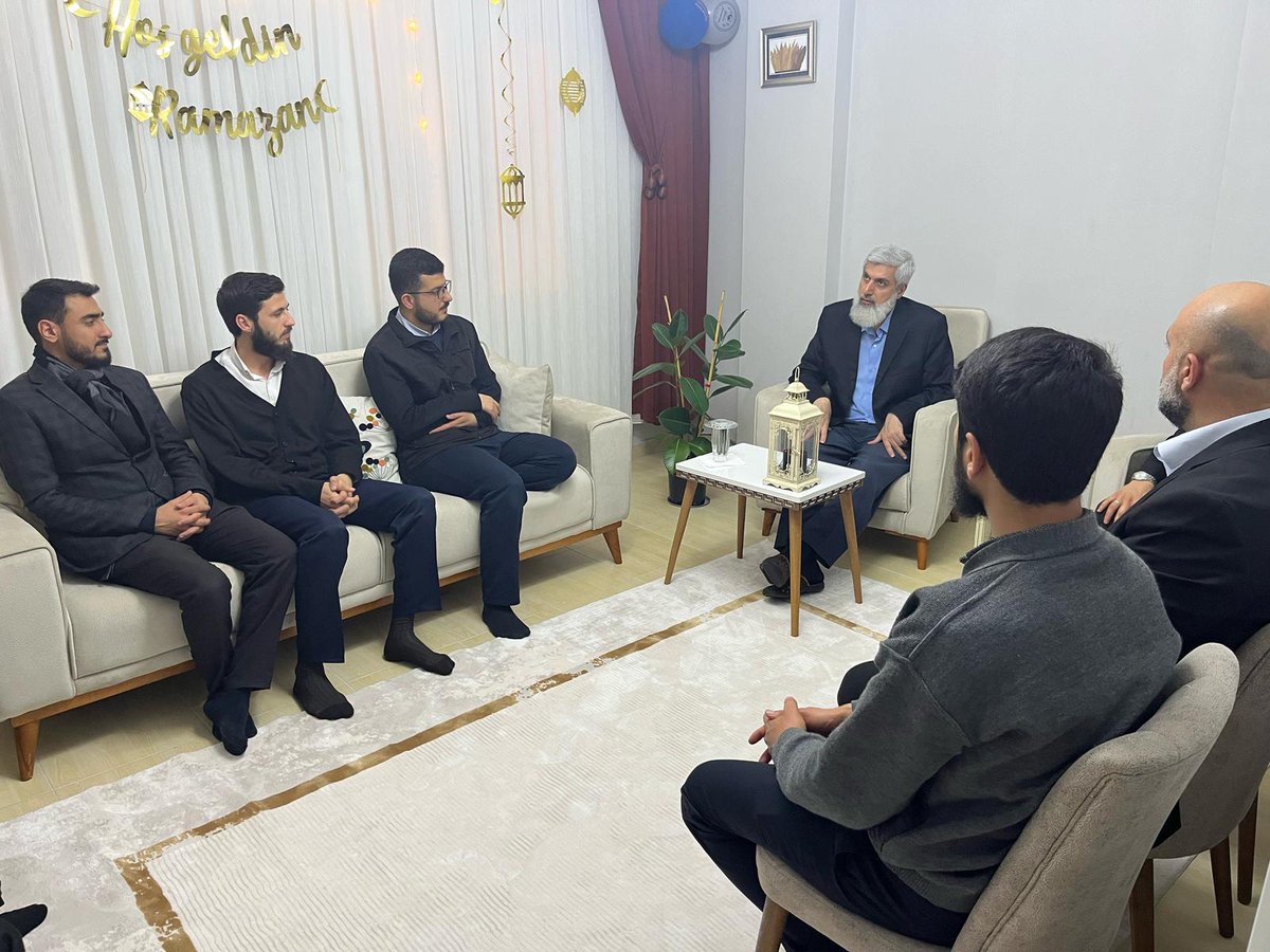 alparslankuytul's tweet photo. 17 Ramazan 1446 🌙

Her Ramazan Ayında özen gösterdiği ziyaretlerine devam eden Alparslan Kuytul Hocaefendi, yeni evlenen bir başka talebesine daha hediye götürüp ziyarette bulundu.

#RamazanRuhunuYaşat https://t.co/mkw5SnRzvD