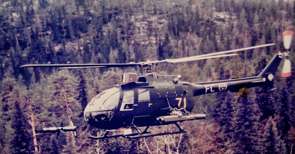 Roberto_yeager's tweet photo. Ah!Los buenos viejos tiempos...#ColdWar (this time in #Sweden) #ALBVT
Recuerdos de nuestros queridos #Bo105 de las #FAMET, con una pequeña diferencia, en lugar de un misil #HOT, en esta caso un #Hkp9 sueco aparece lanzando un misil contracarro #Saab Rbs55H HeliTOW (AGM-71 #Tow) https://t.co/9vurjkbK9n