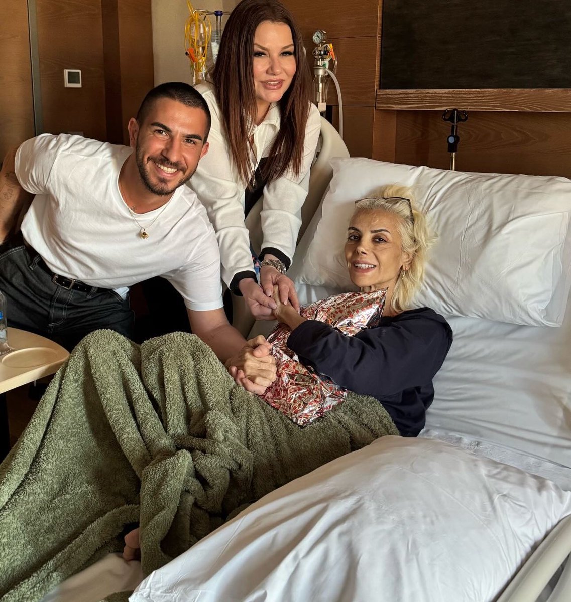 Ahh hayat neşesi, güzel kalpli Tanyeli ‘mizi kaybetmişiz😔

Gittiğin yeri de güzelleştireceksin buna inanıyorum.. 

Sevenlerinin başı sağ olsun.. 

Güle güle #Tanyeli 🥀