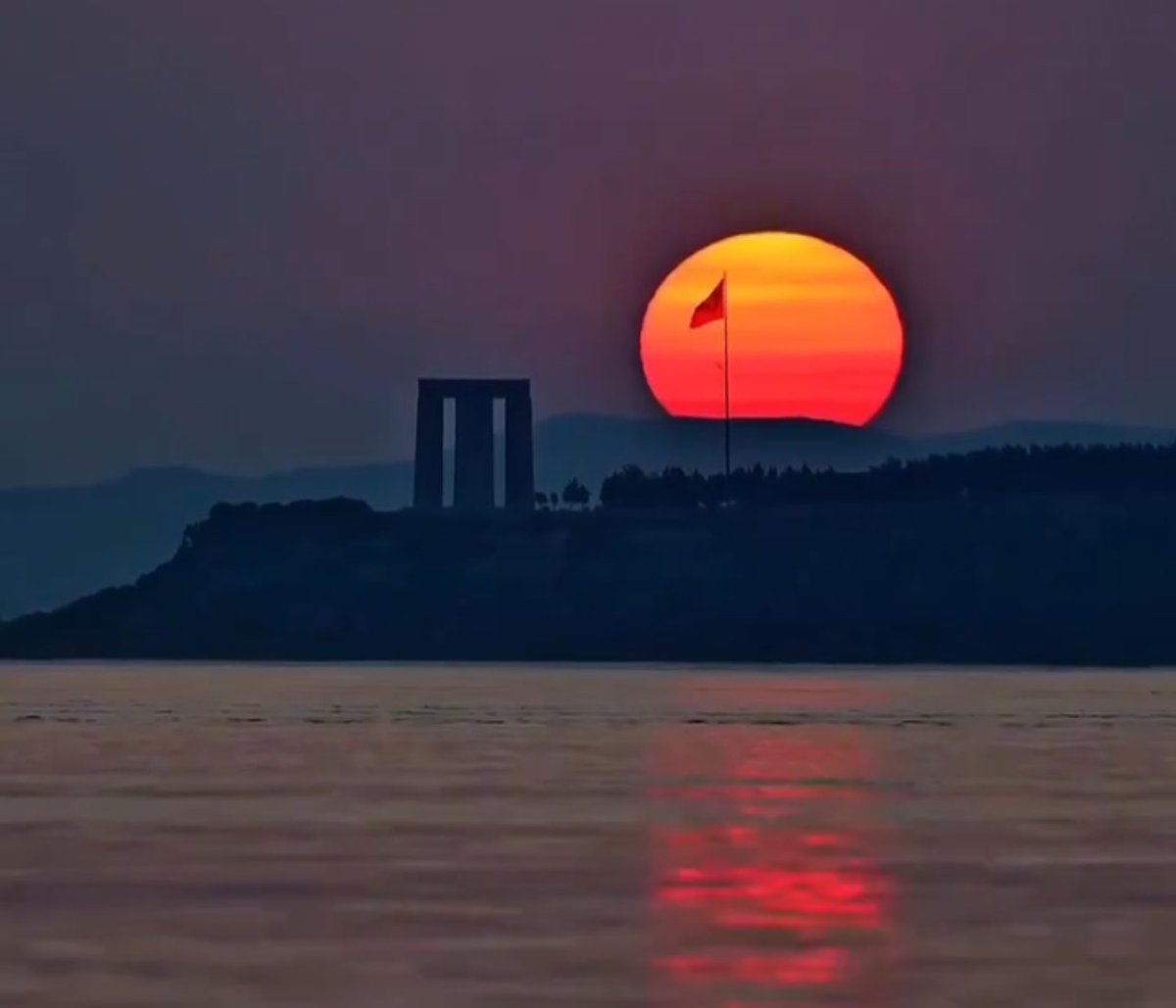 18 Mart Çanakkale Zaferi'nin 110. yıl dönümü kutlu olsun. 
Şehitlerimizi rahmet ve minnetle anıyorum. 
Aynı ruh, aynı sevda, aynı inançla…
#çanakkalegeçilmez