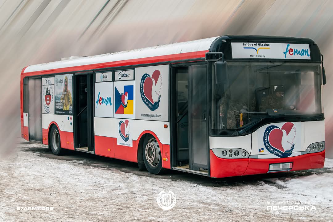 MarianBizub's tweet photo. Malá událost kde 
Gardistům 27. Pečerské brigády se dostalo významné podpory od veřejné organizace @CestaNadeje

Dobrovolníci předali specializovaný autobus vybavený sprchami a pračkami, které armádě umožňují dodržovat osobní hygienu i v polních podmínkách bez ohledu na roční období.

Během jednání zastupujícího šéfa Územní správy Severního Kyjeva plukovníka Dmytra Tsymbala a velitele 27. Pečerské brigády plukovníka Serhije Treťjaka se zástupci organizace byla projednána další interakce a koordinace úsilí v oblasti logistické podpory. Zvláštní pozornost byla věnována otázkám efektivního využití překládané dopravy, její údržby a provozu.

Dobrovolníci potvrdili připravenost k další spolupráci a vyjádřili úmysl poskytnout další pomoc v případě určitých potřeb. Byl také dohodnut operativní komunikační mechanismus pro rychlou výměnu informací a koordinaci akcí.

Pokud se Vám naše činnost líbí, zvažte prosím příspěvek na náš transparentní účet: 
🇨🇿 6245545399/0800
  IBAN: CZ45 0800 0000 0062 4554 5399
  BIC: GIBACZPX. 
🇸🇰 2902651733/8330 
  SK7783300000002902651733

https://t.co/EqydZpdYNN

https://t.co/fPbqtHyWmc

Děkujeme všem dárcům 💛💙
 #HumanRights #Solidarita
.
@oukrajine @MercuryBarbora @SecDef @SlovakYura @nafoczsk @DrabovaDana  @armadninoviny  @PavelNovotnak @PaloMacko @Enela96 @TapetaTeta @MichalKubal @calda22 @litrslivovice @hlad @mohyla_Ivancena @SaveLivesUA @justaczechfella @hasek_dominik @ZuzanaCaputova @jana_cernochova @JaroNad @salamon_jozef  @KarelPatak1 @bratricek @JanLipavsky @Zlato_Hlavek  @Eva @hutsulka_kris @leo_fella
 @cestmirstrakaty @kotletaf @bratricek @RuskyOdboj8 @SlovakYura @CZbarista @CinC_AFU @DronyNemesis