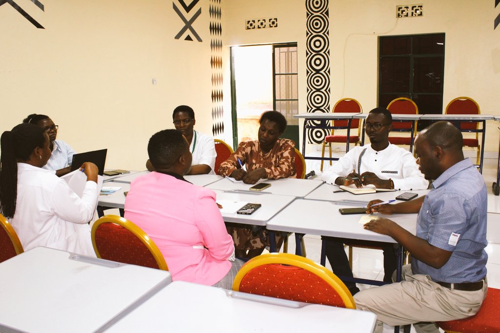 NyanzaHospital's tweet photo. Ku gicamunsi cyo kuri uyu wa mbere, mu bitaro habereye inama mpuzabikorwa yibanze ku kunoza imikorere no gufata ingamba zo gukemura ibibazo biboneka muri serivisi yita ku bibazo by' ihohoterwa rishingiye ku gitsina. Ni inama yitabiriwe n'urwego rw' #Akarere ndetse n'#ibitaro. https://t.co/d1heTAJpWy