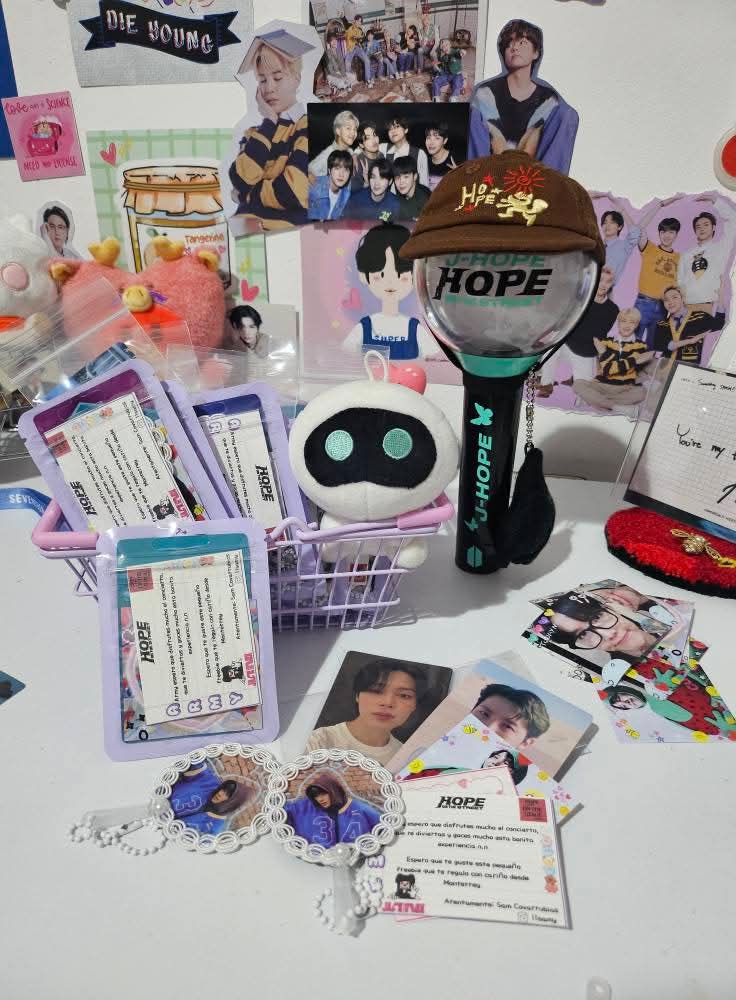 Sam_KimT's tweet image. Ayer termine los freebies qué daré en el concierto de Hobi, espero que les gusten!!

Pude hacer 107 c:

#HOPE_ON_THE_STAGE_TOUR_CDMX