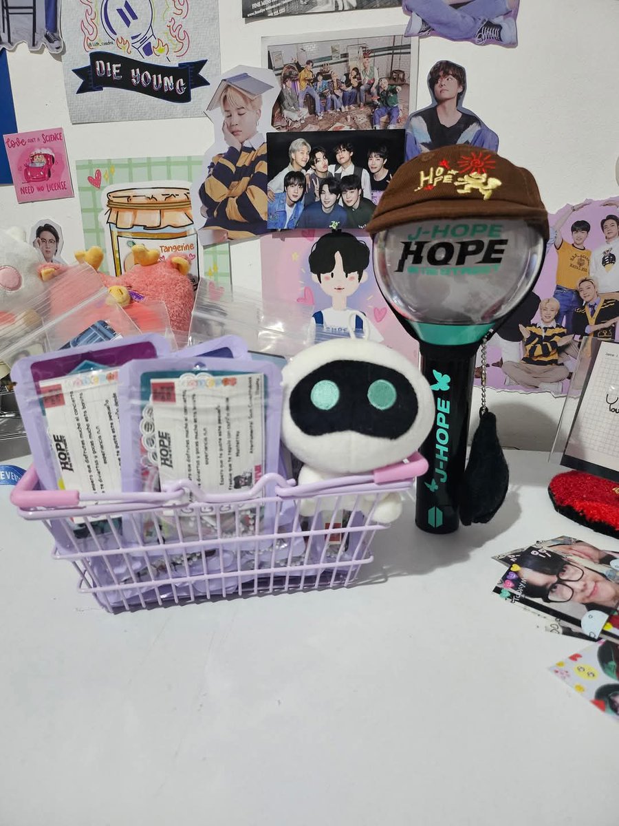 Sam_KimT's tweet image. Ayer termine los freebies qué daré en el concierto de Hobi, espero que les gusten!!

Pude hacer 107 c:

#HOPE_ON_THE_STAGE_TOUR_CDMX