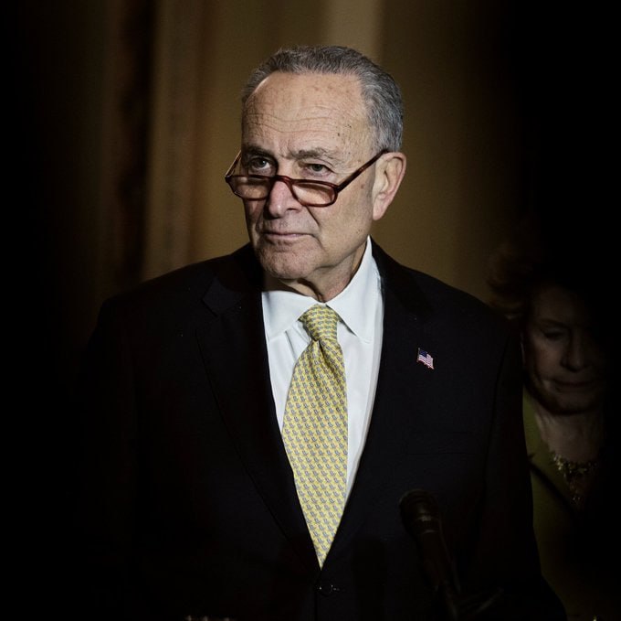 ElephantSignal's tweet image. 🚨BREAKING: Chuck Schumer’s annual salary: $193,400.

His estimated net worth: $85 MILLION.

Should DOGE investigate?

YES or NO?

If Yes, Give me a THUMBS-UP👍!