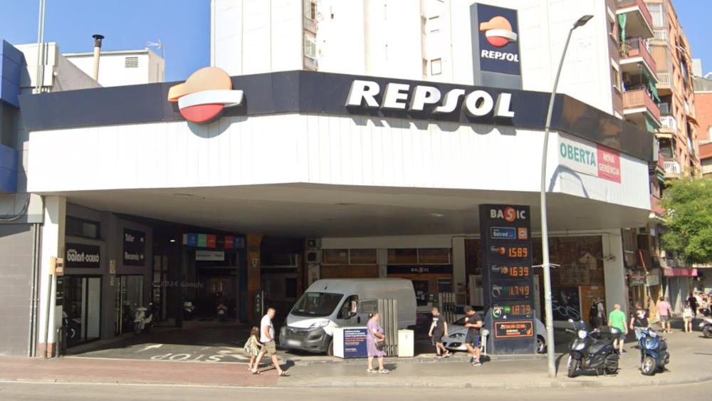 🏙️¿Has pasado alguna vez por la gasolinera Balart en L'Hospitalet sin fijarte en su secreto oculto? Lo que parece una estación de servicio más, en realidad guarda un tesoro artístico único. ¡Te lo cuento en este hilo! 🧵

#LHospitalet #ArteUrbano #PatrimonioCultural