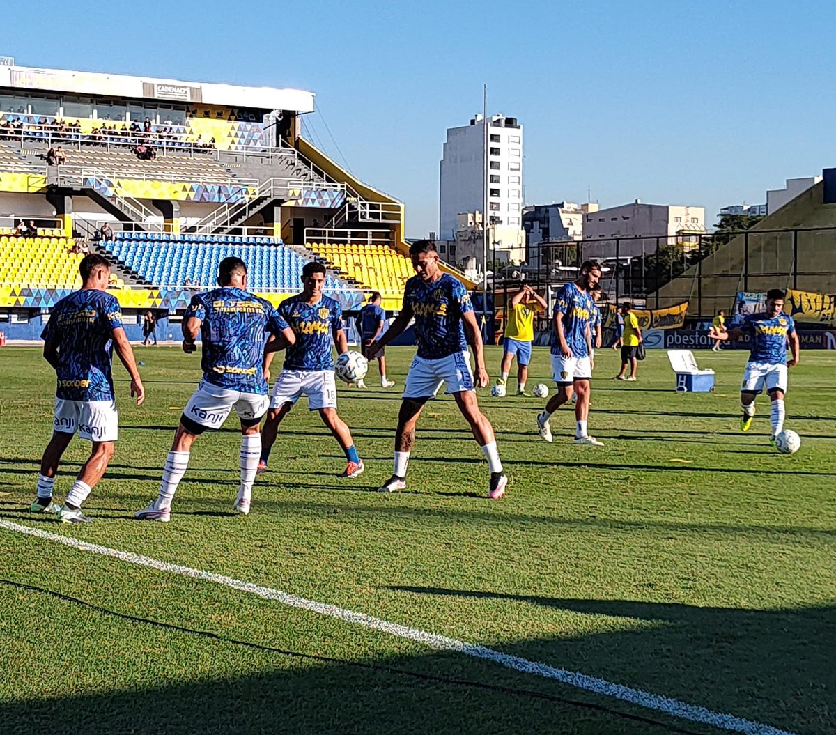 ⚽ Ya estamos en el León Kolbowski, se viene el partido del #Bohemio y #LosAndes por la #Fecha6 de la  #PrimeraNacional.

📲 ¡Sumate a la transmisión en vivo!
▶️ #EQRadio bit.ly/3WQXAab 
▶️ #YouTube bit.ly/42ZtRxD

#AtlantaDeMiVida  💛💙

📸 <a href="/lauserkin/">Lauri</a>