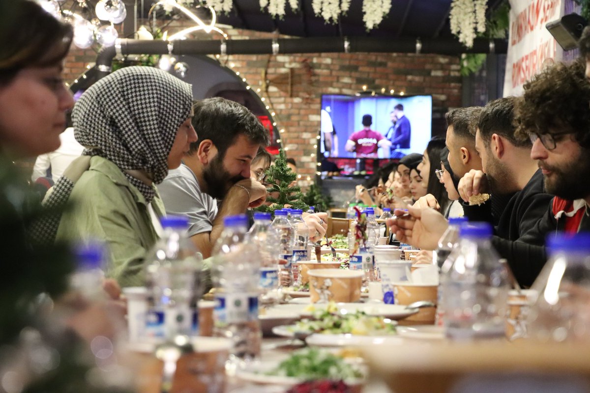 gegetgenclik's tweet photo. Bugün iftarımızı Almanya Köln'de ki üyelerimizim destekleriyle 100 üniversite öğrencisiyle açtık 
Allah kabul etsin #Ramadan https://t.co/ea0cYxDvRK