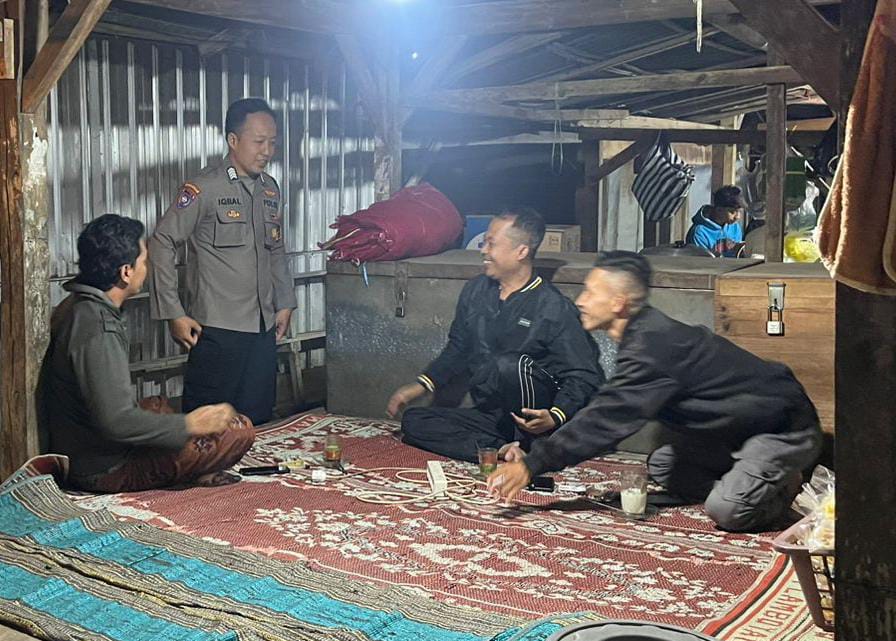 CrimeInvestiga2's tweet photo. Polri untuk masyarakat - " Kita amankan wilayah dan imbau kepada warga tetap waspada pada kejadian pencurian saat malam ramdhan," keterangan petugas Polsek.

#Ramadan

#Ramadanamandantenang

#polripresisi https://t.co/dTwiPHz07b