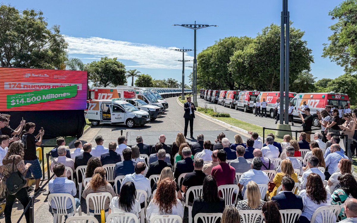 PacoGaribaldi's tweet photo. Una ambulancia a tiempo, puede salvar vidas 🚑 Y Santa Fe tendrá 174 nuevas, de baja y alta complejidad, que mejorarán el sistema de atención en salud en toda la provincia. Se trata de una de las adquisiciones de ambulancias y minibuses más grandes que hizo la provincia y que marca un antes y un después en la salud pública!
⛑️ Más de 80 ambulancias de alta complejidad
⛑️ Más de 30 ambulancias de baja complejidad
⛑️ Más de 20 minibuses para el traslado de pacientes
👉🏽 Serán distribuidos en todos los puntos de nuestra provincia para atender a todos los santafesinos de manera inmediata, sin importar las distancias a los centros de salud.
☑️ Varias cuentan con el sistema de 4x4 para ingresar a las zonas rurales!