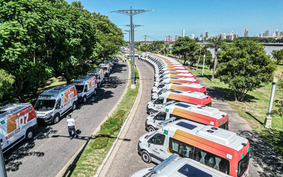 PacoGaribaldi's tweet photo. Una ambulancia a tiempo, puede salvar vidas 🚑 Y Santa Fe tendrá 174 nuevas, de baja y alta complejidad, que mejorarán el sistema de atención en salud en toda la provincia. Se trata de una de las adquisiciones de ambulancias y minibuses más grandes que hizo la provincia y que marca un antes y un después en la salud pública!
⛑️ Más de 80 ambulancias de alta complejidad
⛑️ Más de 30 ambulancias de baja complejidad
⛑️ Más de 20 minibuses para el traslado de pacientes
👉🏽 Serán distribuidos en todos los puntos de nuestra provincia para atender a todos los santafesinos de manera inmediata, sin importar las distancias a los centros de salud.
☑️ Varias cuentan con el sistema de 4x4 para ingresar a las zonas rurales!