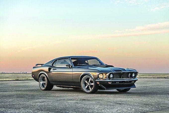 RedRa8bit's tweet image. Сорян за очередной повтор, но очень смешно!

"а американский угнетенный пролетарий получал 900$ и покупал Мустанг?"

Пролетарий покупал Мустанг! КАК???))))
Справка из Вики:
"Примерная стоимость Ford Mustang в 1980 году с минимальной комплектацией стоила около 5,300–5,300–6,000$"