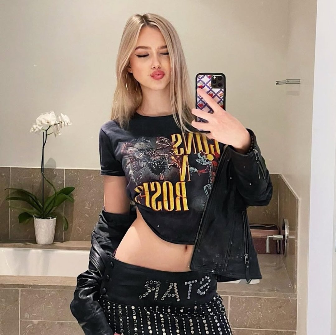 ㅤ
                    ﹫ Katbluerina '𝐬 
                            -ˋ      𝐧𝐞𝐰 𝐩𝐨𝐬𝐭.  

         Y se le ve en la mirada como
         disfruta, me disfruta. 
ㅤㅤㅤㅤ