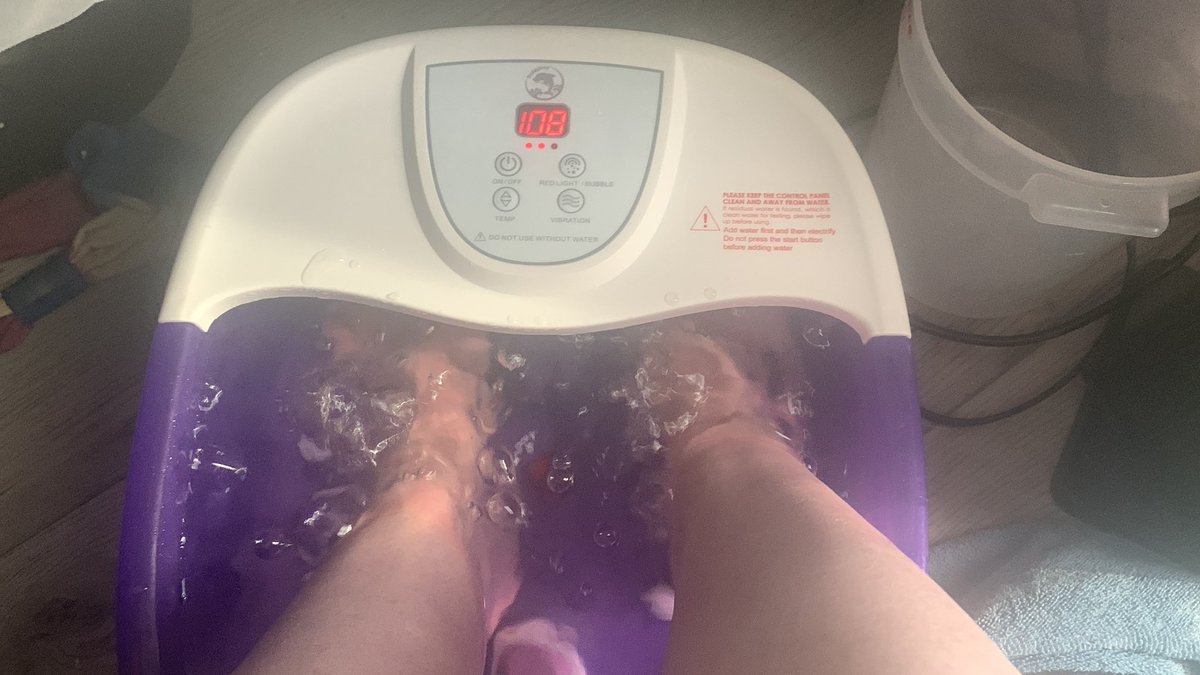 Mointhedeep84's tweet photo. Rejoice for I have posted gross Feet pics but the purple foot bath is awesome I am never moving #socomfy https://t.co/2vJQ9Cv6Mj