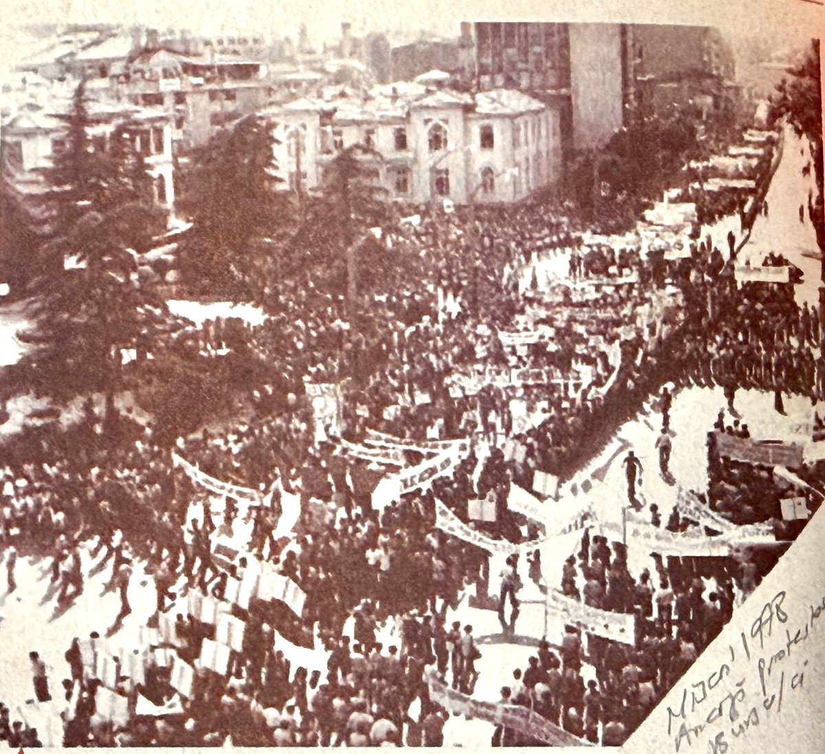 ceyhunirgil's tweet photo. 1977 #Merinos Grevi, 1978 Anarşi Protesto Mitingi, 1977 Bursa Belediye seçimini kazanan CHP’li başkan Mustafa Eroğlu ve Bursalıların sevinci
#MustafaEroğlu
.
#BursaTarih #BursaMiras #BursaBellek #BursaMüze #TarihteBugün #Müze #KentTarihi #Arşiv #Bursa @bursabuyuksehir @uludagkurumsal @BUUTipFakultesi @BursaValiligi @Bursa_Okulu @kultursanatbbb @BursaKentKonsey @BursaCHPBursa @nihat_yesiltas