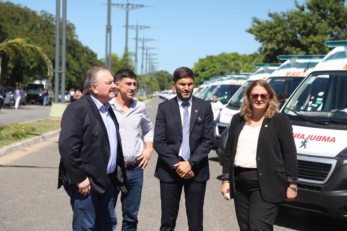PacoGaribaldi's tweet photo. Una ambulancia a tiempo, puede salvar vidas 🚑 Y Santa Fe tendrá 174 nuevas, de baja y alta complejidad, que mejorarán el sistema de atención en salud en toda la provincia. Se trata de una de las adquisiciones de ambulancias y minibuses más grandes que hizo la provincia y que marca un antes y un después en la salud pública!
⛑️ Más de 80 ambulancias de alta complejidad
⛑️ Más de 30 ambulancias de baja complejidad
⛑️ Más de 20 minibuses para el traslado de pacientes
👉🏽 Serán distribuidos en todos los puntos de nuestra provincia para atender a todos los santafesinos de manera inmediata, sin importar las distancias a los centros de salud.
☑️ Varias cuentan con el sistema de 4x4 para ingresar a las zonas rurales!