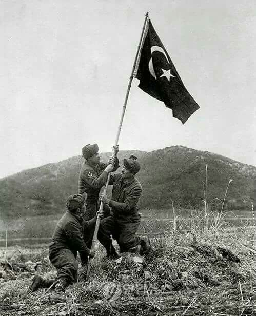 omerdk06's tweet photo. Bu gece metrekareye 6.000 merminin düştüğü gece,
Bu gece 57. Alay'ın tamamının şehit olduğu gece...

Başta Gazi Mustafa Kemal Atatürk olmak üzere Vatan uğruna şehit olan kahraman ecdadımızın ruhları şâd, otağı uçmağ olsun!
#18MartÇanakkaleZaferi 🇹🇷 https://t.co/cDdaVczvpO
