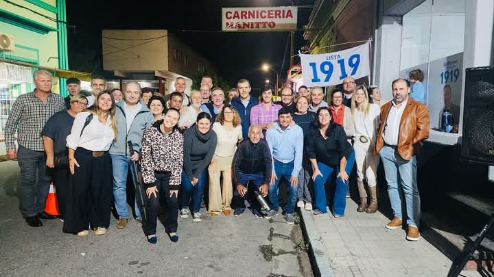 3904Lista's tweet photo. Ayer estuvimos en mi querida ciudad, donde compartimos una gran reunión de la #lista1919 apoyando la candidatura a Alcalde de @ClaudiaDuarte en compañía de dirigentes locales como @MiguelAsqueta y @GervasioAznares, junto a los vecinos y militantes carmelitanos. Gracias a todos! https://t.co/t8PG0iYINm