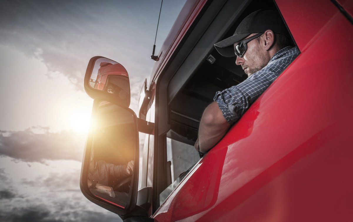 “Intendiamo rilanciare l'industria dell'auto italiana e stiamo agendo su due fronti, in sede nazionale con il Piano Italia di Stellantis, che John Elkann illustrerà in Parlamento mercoledì; su quello europeo con la revisione del Green Deal che abbiamo imposto in Ue. Nel contempo,