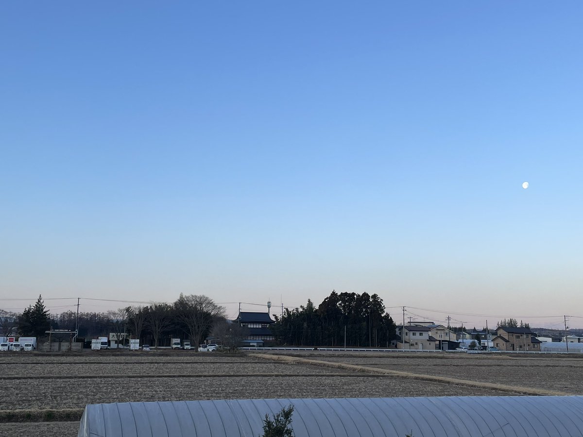 bnr34ogura's tweet photo. おはようございます
3月18日am6:06
今朝の #矢吹町 の #空模様 です
 #福島県矢吹町 #イマソラ #空ネット #全開朝撮 #マイあさ #朝空 #福の空 #シェア天 #ふくいま #月 #fukushima #yabuki #skybeautiful #bluesky #moon https://t.co/d6f84sEpgw