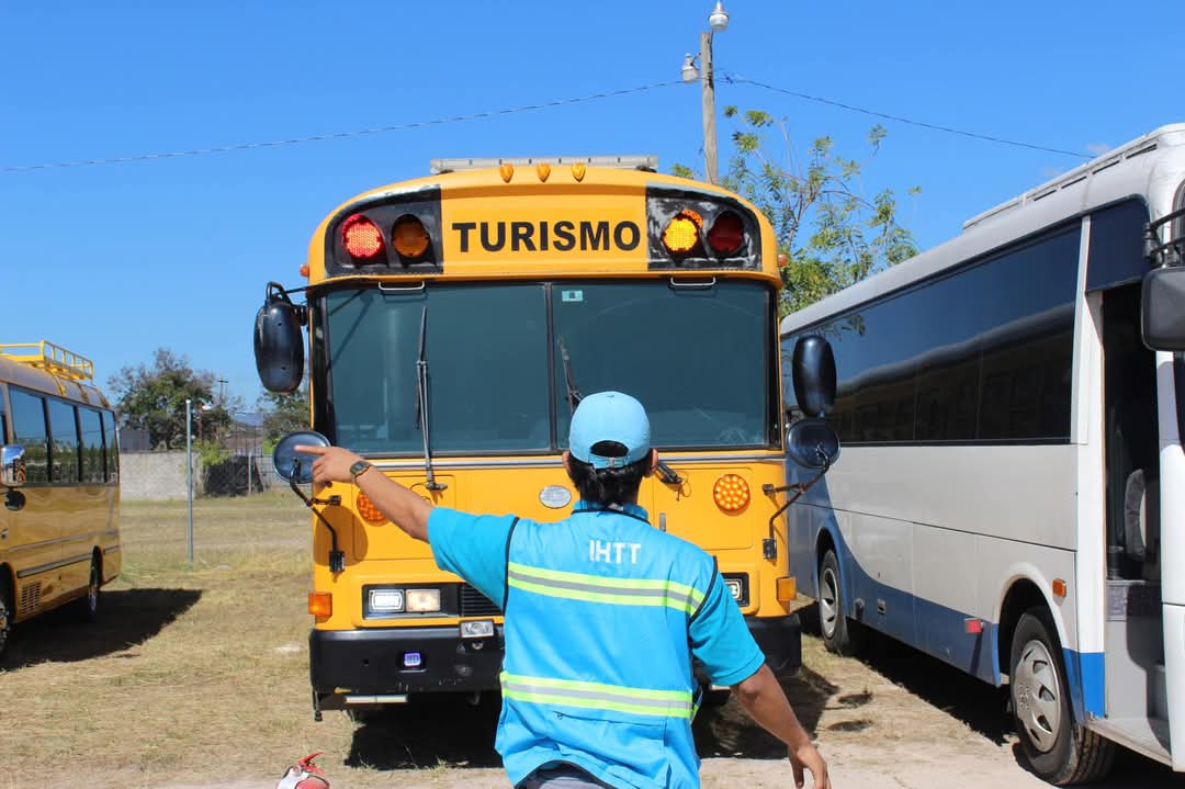 GobiernoHN's tweet photo. 🚍💰El Gobierno de la Presidenta @XiomaraCastroZ cumple con el sector transporte. 

✅@SEFINHN transferirá más de L62 millones en concepto de subsidio al Sector Transporte. 
Con este apoyo, seguimos garantizando la estabilidad del servicio y beneficiando a miles de hondureños que dependen del transporte público.

Lee más detalles aquí 
https://t.co/v1JTHzz8DP