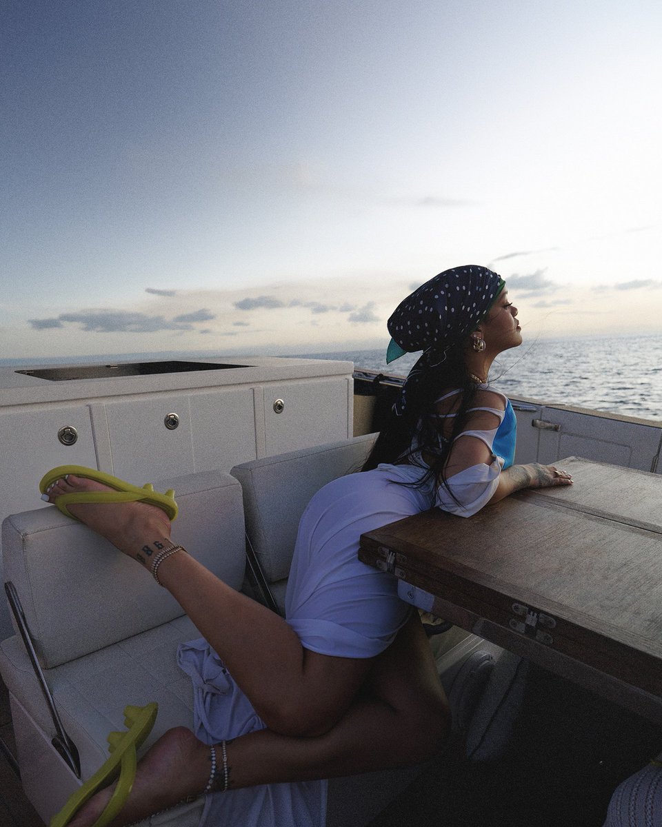 rihanna's tweet image. sunrise to sunset in my favorite place with some new friends 🇧🇧 #FENTYxPUMA #CatCleat