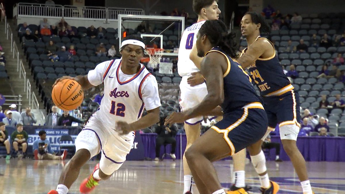 Another one: Evansville's Tayshawn Comer plans to enter the transfer portal.

The junior guard started all 32 games for the Purple Aces. Comer averaged 16.2 points and 4 assists per game.

He transferred into UE last year from Eastern Kentucky
<a href="/WEHTWTVWlocal/">Eyewitness News</a>