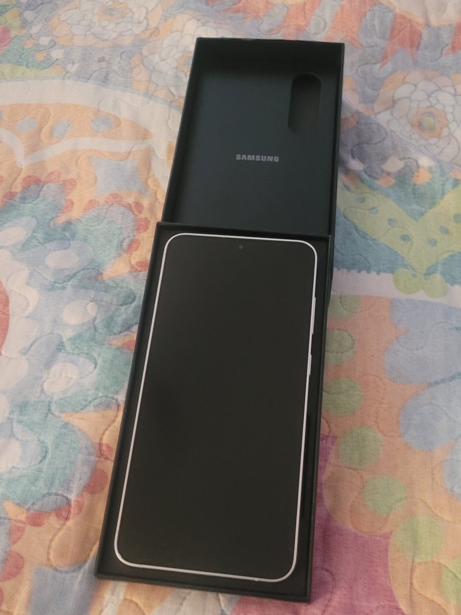 La verdad se me hace una m4m4d4 que pagues 20,000 pesos(1000 dolares) por un celular de gama alta y no te incluya el condenado cargador...