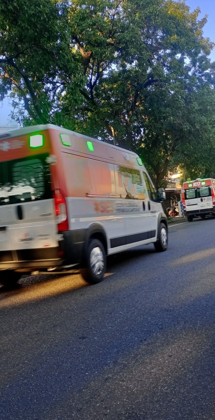PreciosRosario2's tweet photo. 🚑 RUIDO DE SIRENAS EN VARIOS LUGARES DE LA CIUDAD 🚑
👉 Fue la presentación de 174 ambulancias ("pasearon" por la ciudad)
#FotoTestigo 📸 de @facunnob