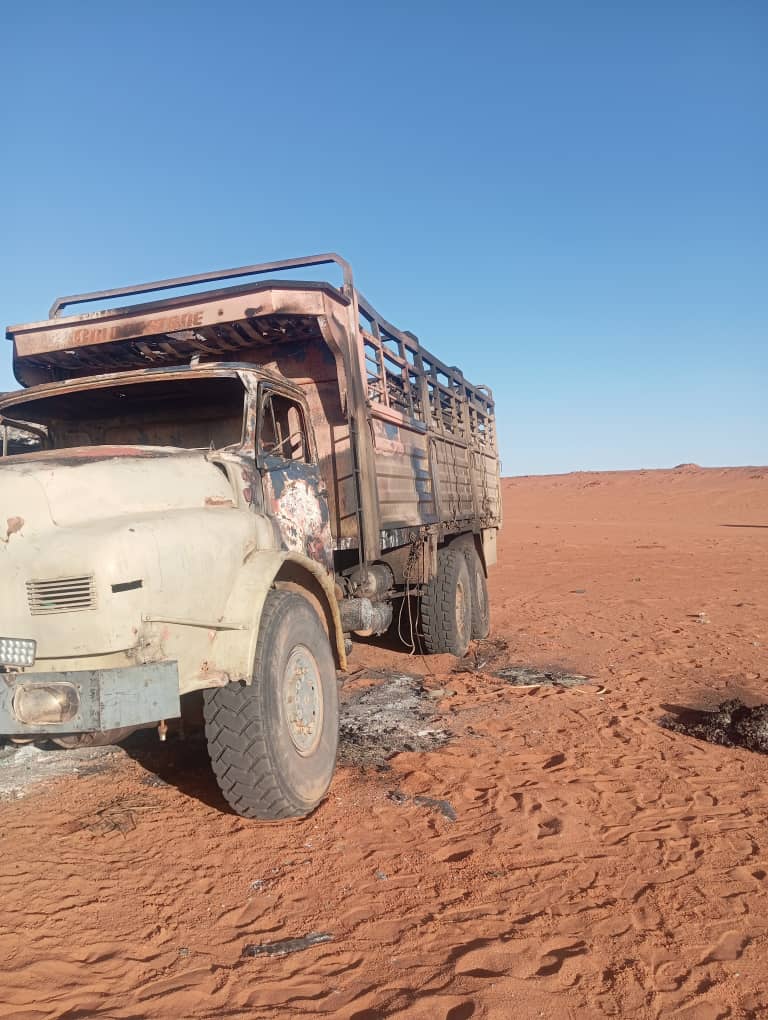 DefenseAtlas009's tweet photo. مشاهد جديدة للشاحنات الجزائرية 🇩🇿 التي قام الجيش المالي 🇲🇱بقصفها قبل 4 أيام و يظهر بوضوح ترقيم جزائري على الشاحنات تابعة برج باجي مختار https://t.co/vKUM1vv4Zr