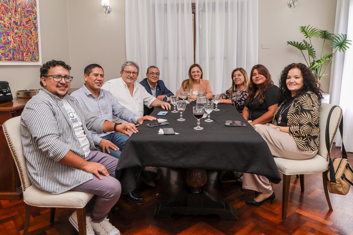 TeresitaMadera's tweet photo. Junto a demás autoridades de nuestra @LegislaturaLR , recibimos a la intendenta de Famatina @adry_olima 
y a Sofía Laso, quien asumirá como diputada provincial por el departamento, en lugar de Nicolás Díaz tras su renuncia. 

Seguimos fortaleciendo el trabajo conjunto entre instituciones para el crecimiento de nuestra provincia!