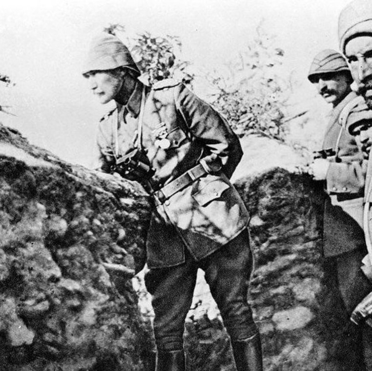 Başta Ulu Önder Mustafa Kemal Atatürk olmak üzere, “Çanakkale Geçilmez” diyen tüm kahramanlarımızı saygı ve minnetle anıyoruz. ♾🖤
#18MartÇanakkaleZaferi #ÇanakkaleGeçilmez