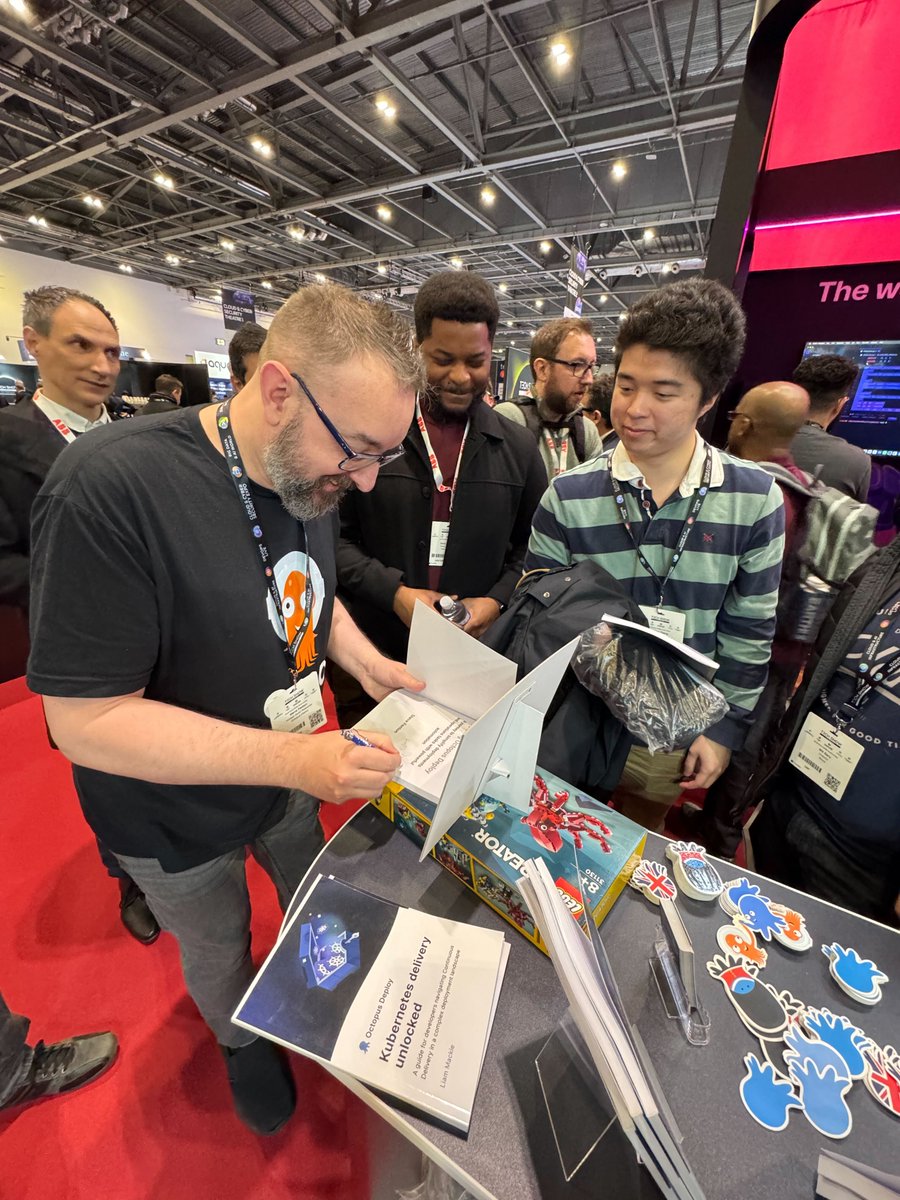 OctopusDeploy's tweet image. That’s a wrap on DevOps Live London! 🇬🇧🎉
From hands-on demos to Steve’s insightful talks, epic giveaways, impromptu book signings & meeting so many amazing people—it was a fantastic event!
If you missed us, it's not too late to book a discovery call 👉 octopus.com/lp/schedule-a-…