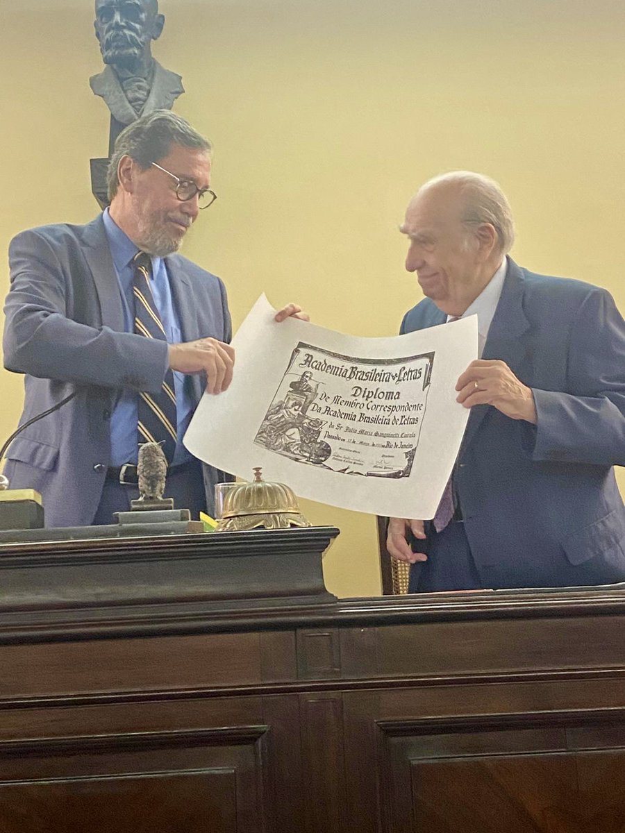 Hoy con mucha alegría recibí la posesión de la Silla 8 de los 20 socios correspondientes de la Academia Brasileña de Letras. Lo asumo como un reconocimiento para el Uruguay y su tradición intelectual.