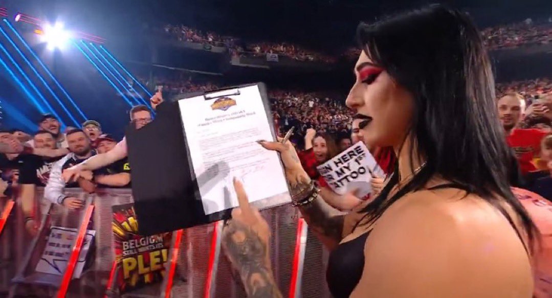 luv4jhea's tweet photo. “rhea cant do that” “thats not how that works” JOHN CENA AND SHAWN MICHAELS DID THE SAME THING???? https://t.co/Dh90tfBvsi