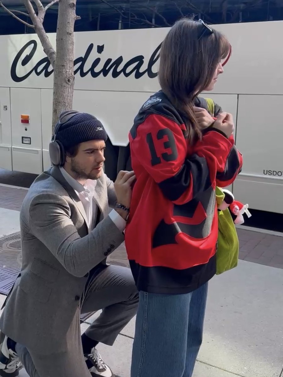 hischierluvr's tweet photo. THATS MY CAPTAIN ??? cannot believe my life rn 🥹 https://t.co/NOfDcQIHQ6