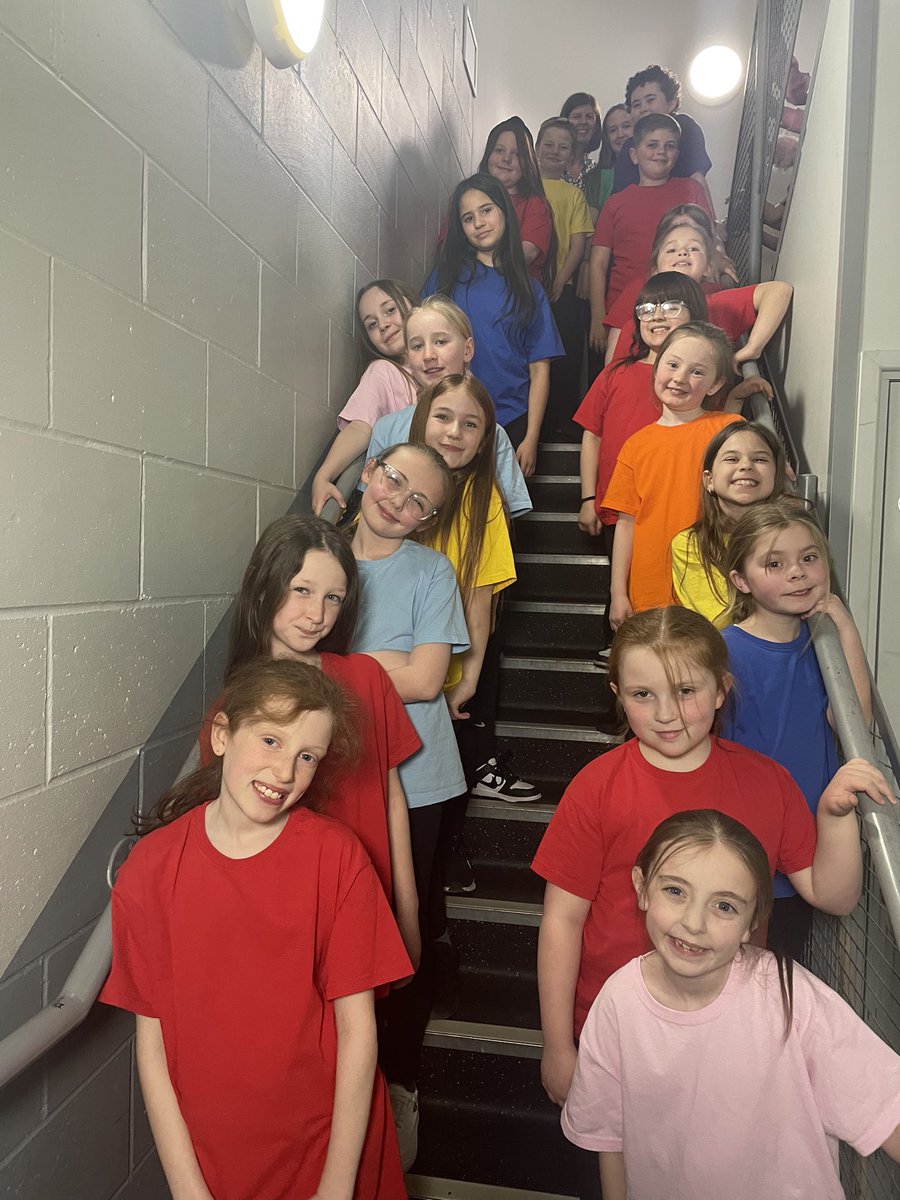 halebank_sch's tweet photo. Choir had a fantastic time and were amazing performers on stage at The Brindley. We are so very proud of them 🤩🎤🎵 @ArtsPrimary @TheBrindley #HBChoir #HBMusic #HBenrichment https://t.co/kmAvqs5rPd