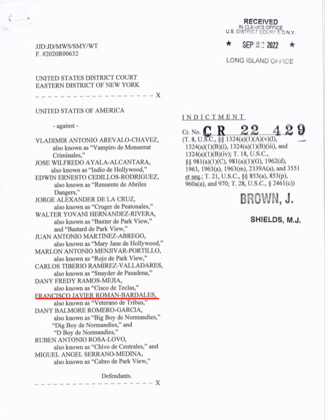 La captura de Veterano significa otro fuerte golpe del Departamento de Justicia de EU contra miembros salvadoreños de la MS13 en México.
Este hombre forma parte de la acusación CR22-429 donde se mencionan las negociaciones de Bukele y las pandillas. Era también buscado por la PNC