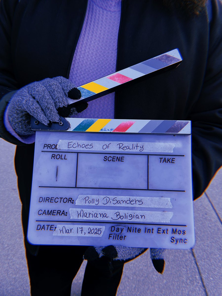 pollydisanders's tweet photo. Primeiro dia de filmagens 💙🩵🤍 apesar do frio intenso deu tudo certooo!!! A locação belíssima. #EchoesOfReality
Teve arma, teve correria, teve figurantes e tudo no meio da rua! 🤣 Foi minha primeira vez dirigindo uma cena externa desse porte. https://t.co/OwJycpIgj2