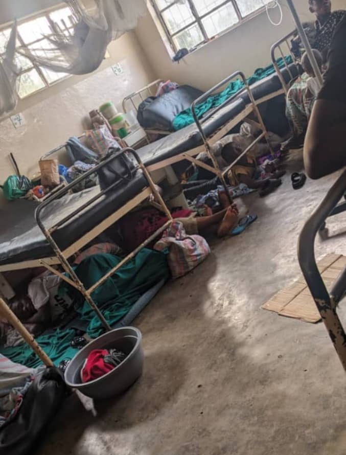 🇨🇩 😭 Voilà le calvaire des malades de l'hôpital Nyatende à Bukavu au Sud-Kivu ce lundi 17 mars 2025, craignant les balles lors des affrontements des rebelles du M23-AFC et nos <a href="/FARDC_Info/">Armée Congolaise - FARDC</a>, les malades de l'hôpital de Nyantende n'ont pas eu d'autre choix que de s'allonger sous